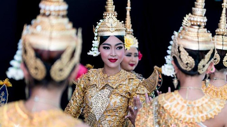 Các vũ công và nhạc sĩ tài hoa sẽ mang đến hành trình từ cung điện Angkor Wat đến những cảnh đời sống làng quê hàng ngày. 