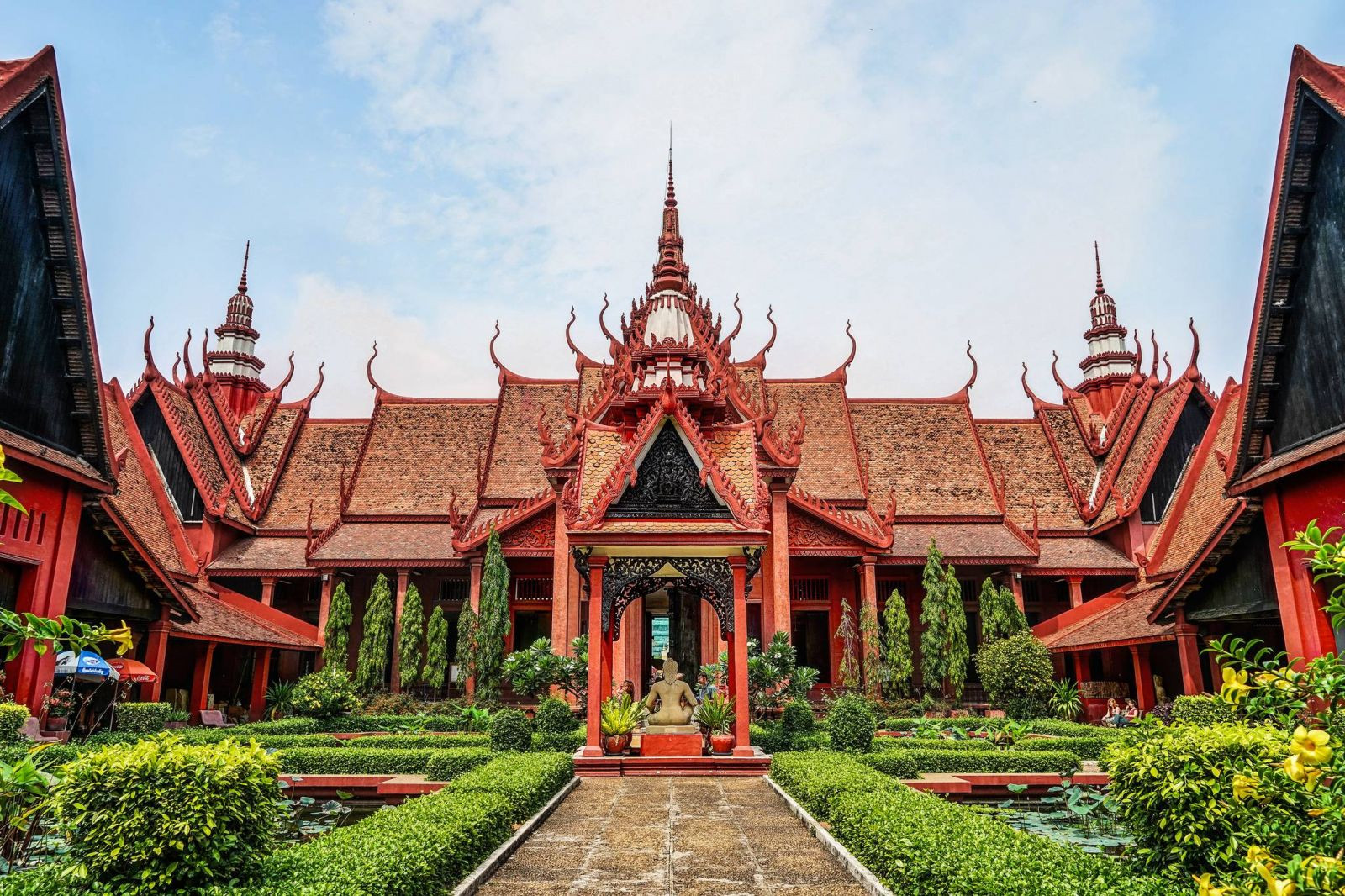 Bảo tàng quốc gia Phnom Penh là bảo tàng khảo cổ và văn học lịch sử hàng đầu của đất nước.