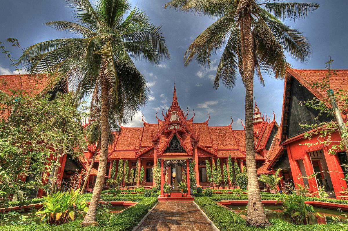 Bảo tàng quốc gia Phnom Penh chính thức khánh thành và mở cửa vào năm 1920.