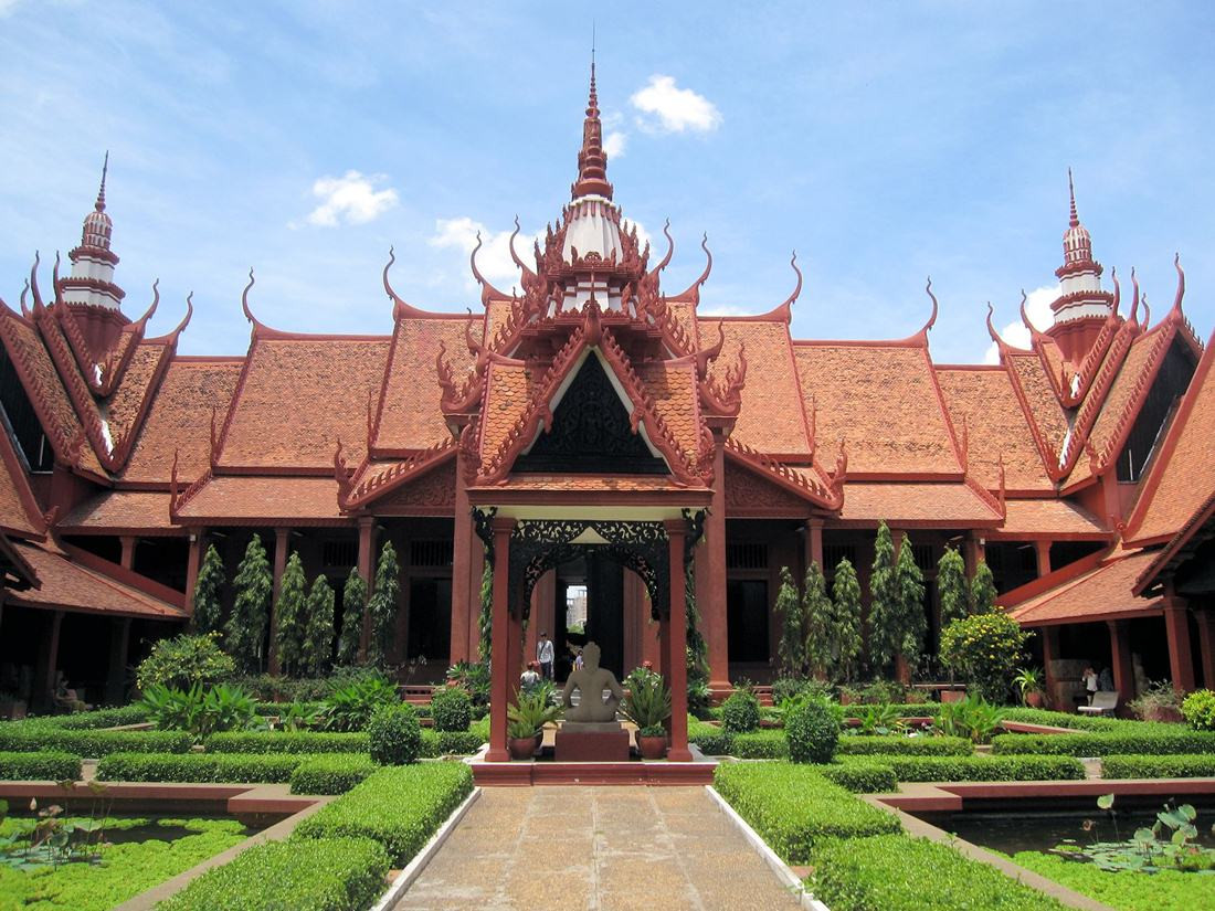 Khu viện bảo tàng được sơn đỏ cùng mái gạch đỏ đậm chất Khmer nổi bật trên nền trời thủ đô