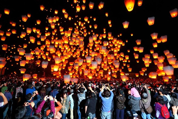 Lễ hội thả đèn trời Đài Loan đã trở thành một lễ hội nổi tiếng khắp nơi. Với hàng ngàn chiếc đèn lồng được thả lên bầu trời, tạo nên bức tranh đẹp lung linh, lễ hội thả đèn trời được xem là món quà đặc biệt mà người dân Đài Loan tặng cho thế giới.