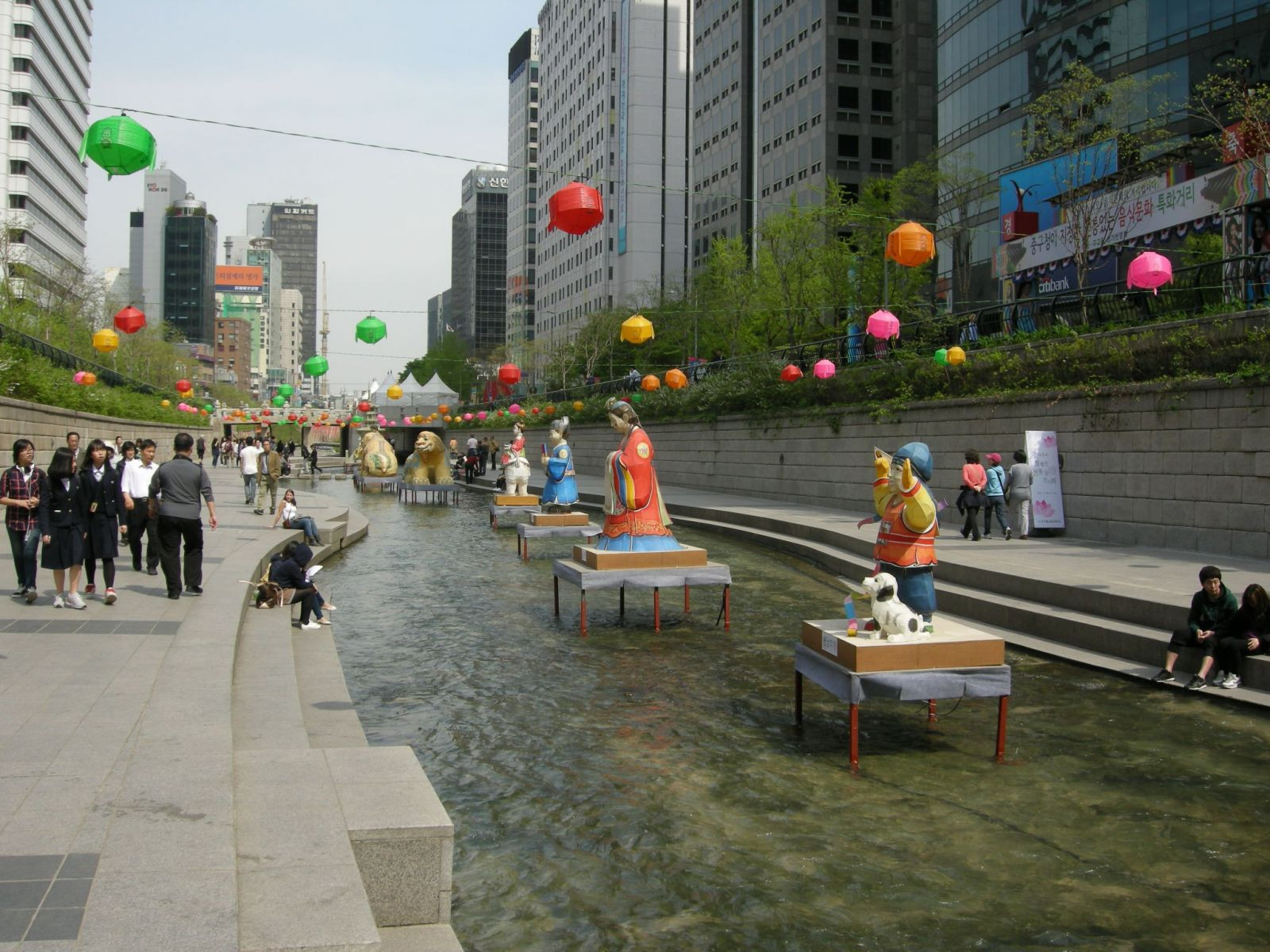 Địa danh nổi tiếng xung quanh suối Cheonggyecheon - Bức tranh gốm 2