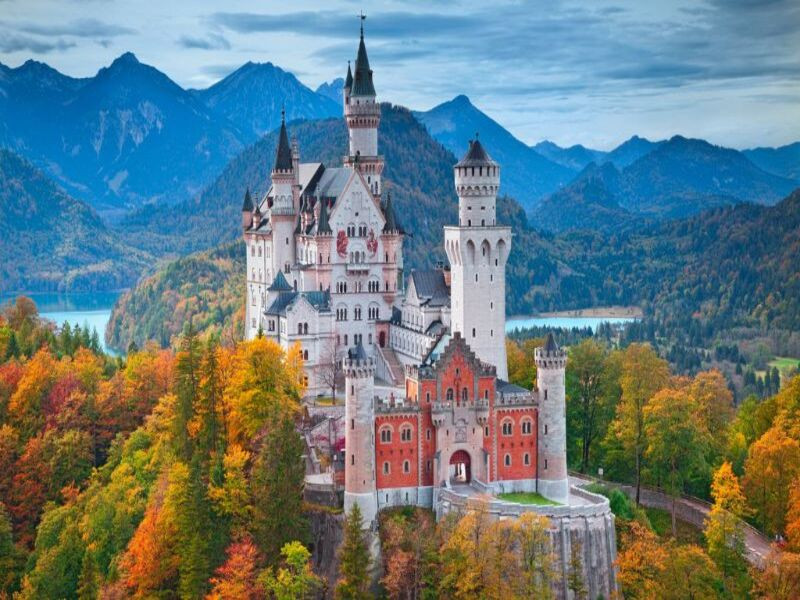 Lâu đài nổi tiếng Neuschwanstein của Đức. Lâu đài nổi tiếng Neuschwanstein của Đức.