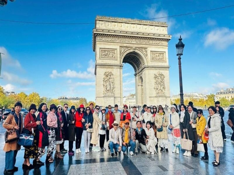Đoàn khách của Đất Việt Tour tham quan nước Pháp. Đoàn khách của Đất Việt Tour tham quan nước Pháp.
