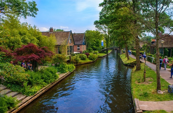 NGOI LANG CO TICH GIETHOORN