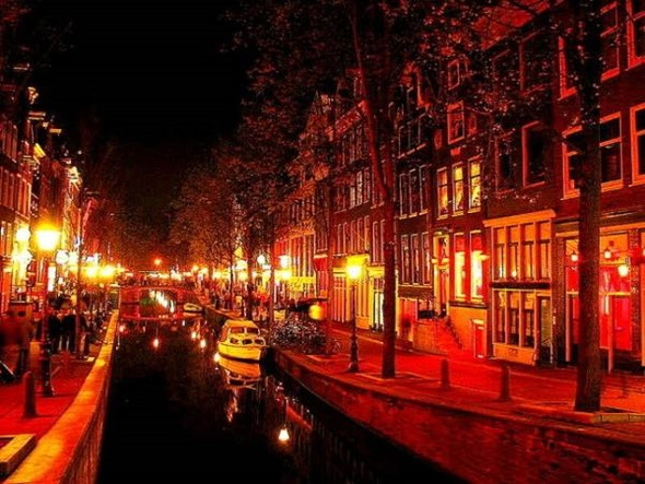 Phố Đèn đỏ của Amsterdam bao gồm 3 khu: De Wallen, Singelgebied và Ruysdaelkade