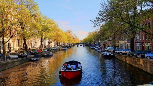 Amsterdam nổi tiếng với hệ thống kênh đào chằng chịt và được mệnh danh là “Venice của phương Bắc”