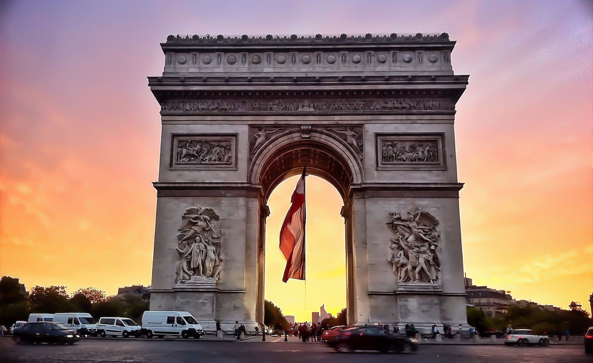 Tham quan đại lộ Champs-Elysees nổi tiếng của thủ đô Paris hoa lệ - ảnh 4
