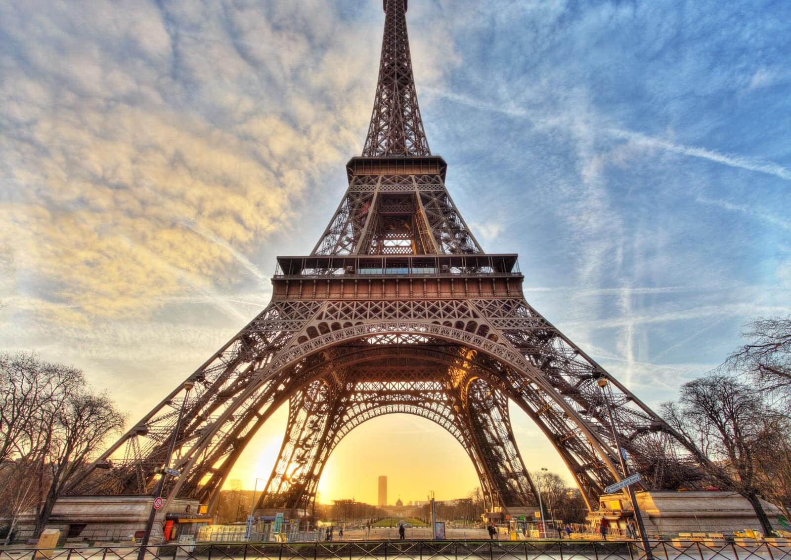 Tháp Eiffel và hành trình khám phá nước Pháp
