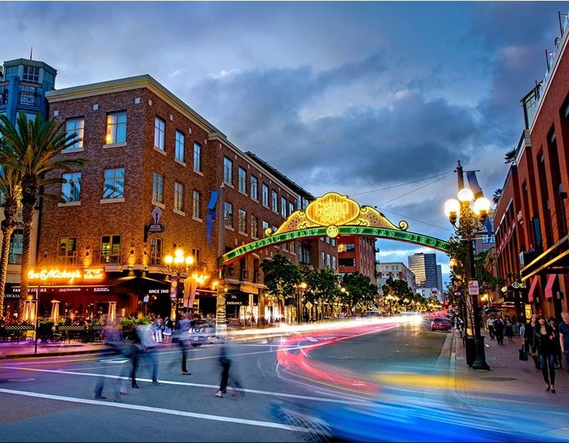 Nhịp đập đầy sôi động tại khu phố Gaslamp Quarter