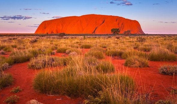 Khám phá núi đá nguyên khối Uluru đổi màu kì diệu - ảnh 1