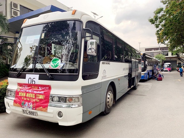  17 xe đời mới của Đất Việt Tour đưa 700 công nhân viên công ty TMI về quê đón Tết