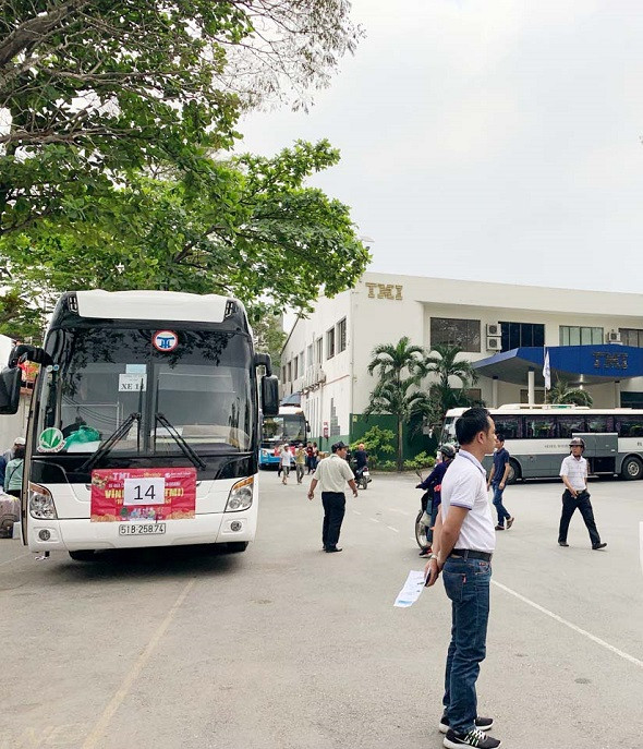17 xe đời mới của Đất Việt Tour đưa 700 công nhân viên công ty TMI về ...