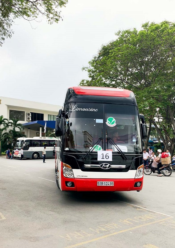 17 xe đời mới của Đất Việt Tour đưa 700 công nhân viên công ty TMI về quê đón Tết