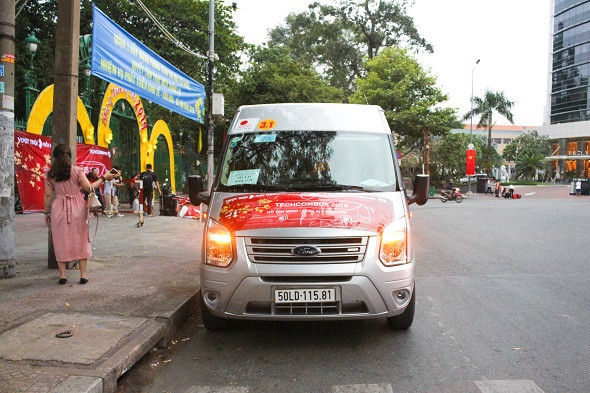 Xe 16 chỗ đời mới của Đất Việt Tour phục vụ CBCNV Ngân hàng Techcombank về quê ăn Tết