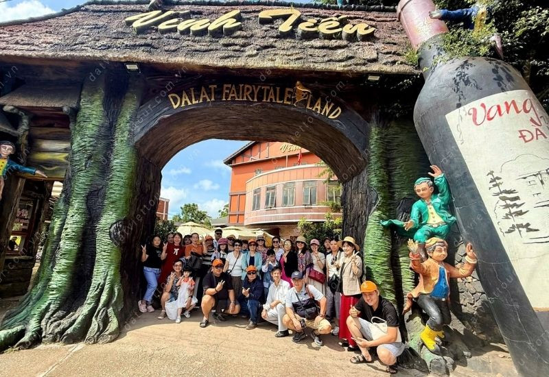 Khám phá làng cổ tích Fairytale Land Đà Lạt trong tour 2/9