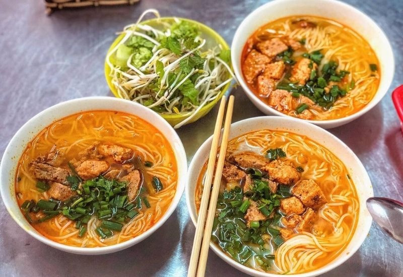 Bún chả cá nóng hổi với nước dùng thanh ngọt (Ảnh: Sưu tầm)