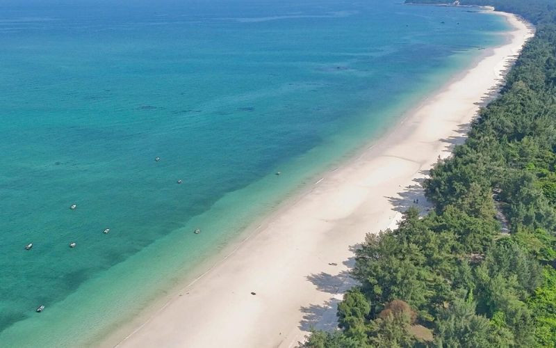 Bãi biển Hồng Vàn là một bãi biển đẹp nổi tiếng của Quảng Ninh