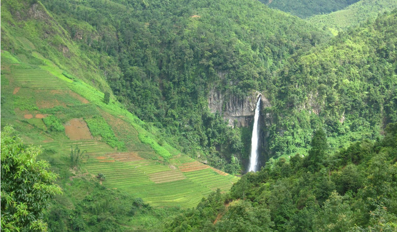 Bên ngoài thác Háng Tề Chơ 