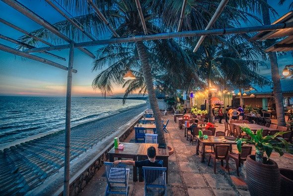 Sau một ngày dài oanh tạc bãi biển và các địa điểm vui chơi, du khách có thể dừng chân tại khu hải sản bờ kè Nguyễn Đình Chiểu