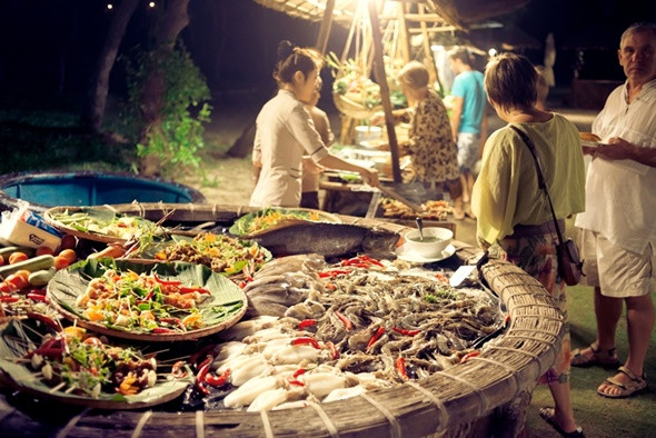 Tuy nhiên, khu hải sản bờ kè Nguyễn Đình Chiểu là điểm du lịch nổi tiếng, nên bạn cần chú ý giá cả. 
