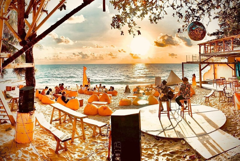 Ghé Ốc Sên Beach Bar & Club đón Noel Phú Quốc lãng mạn