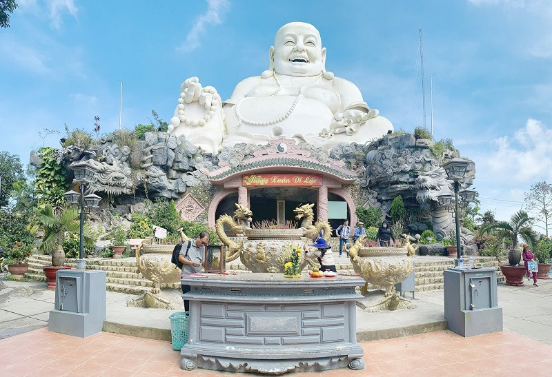 Tượng Phật Di Lặc trên đỉnh núi lớn nhất Châu Á