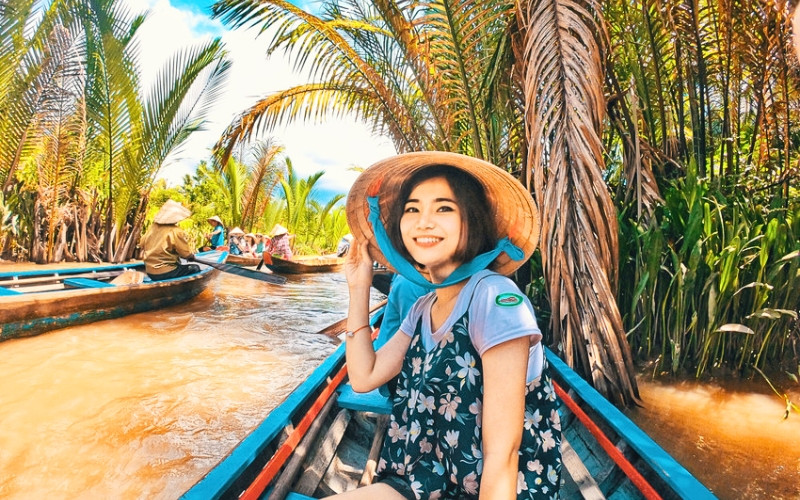 Du khách cần mặc áo phao và giữ thăng bằng khi đi thuyền