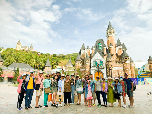 Tour Nha Trang | Vịnh San Hô | Vinpearl Harbour | Tata Show | Nhạc Nước