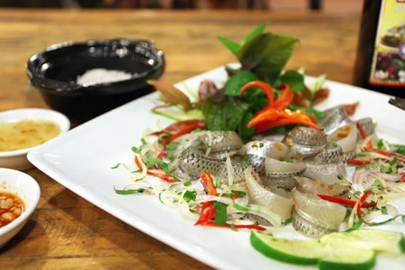 Quán ăn nổi tiếng tại Nha Trang - gỏi cá cây me Phú An