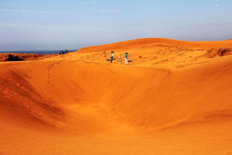 Một trong những địa điểm không nên bỏ qua trong chuyến du lịch Phan Thiết đó chính là đồi cát bay