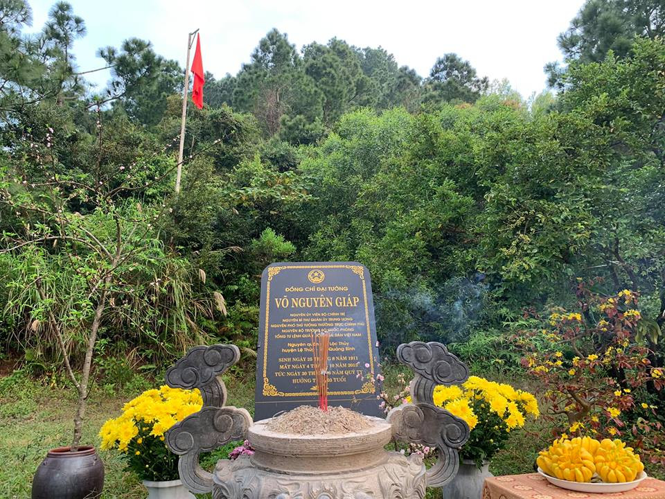 Viếng mộ Đại tướng Võ Nguyên Giáp