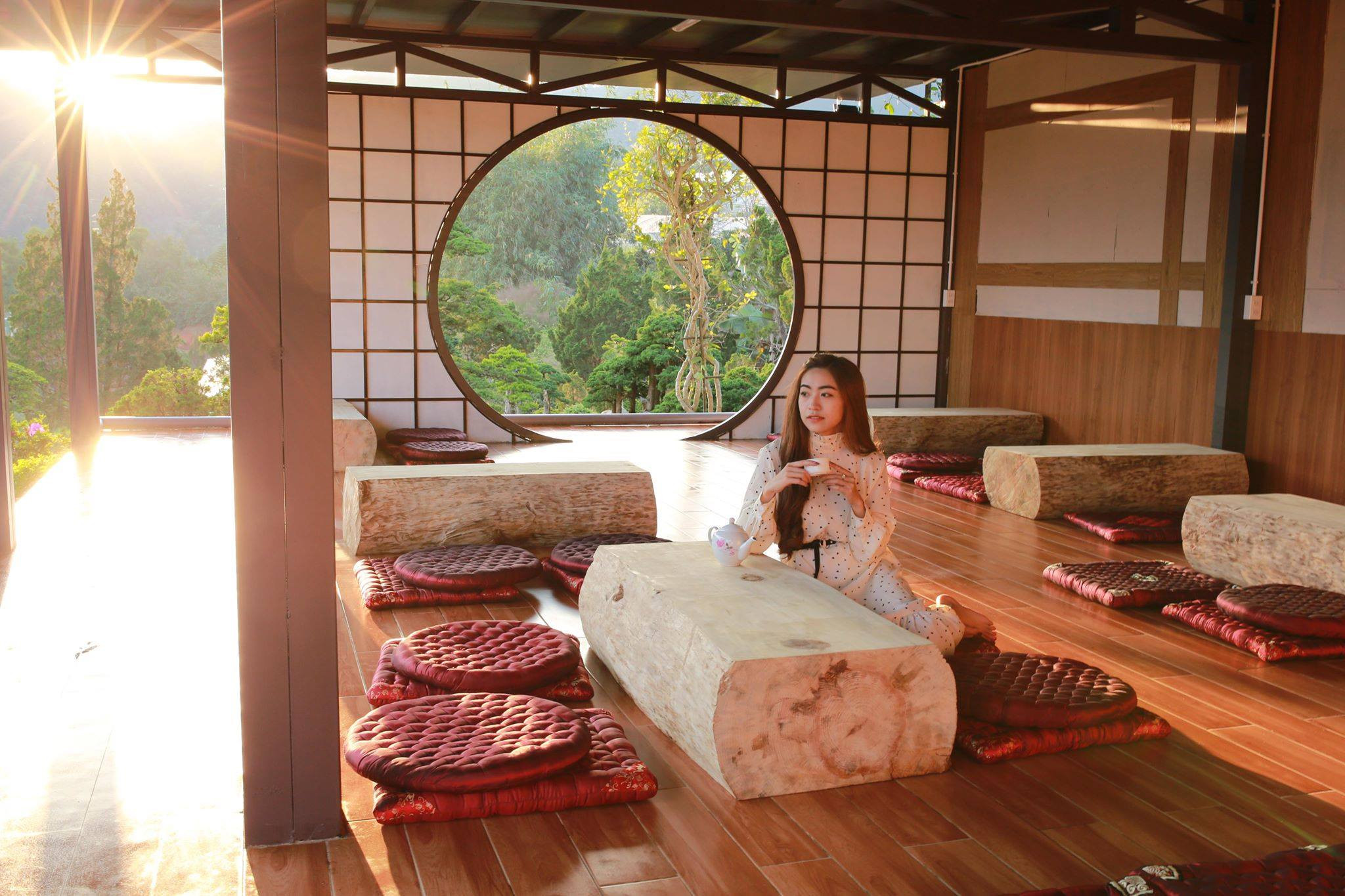 Một vòng khu vườn Que Garden Đà Lạt, cảm thấy mệt và khát, du khách có thể ghé vào ngôi nhà Nhật Bản 