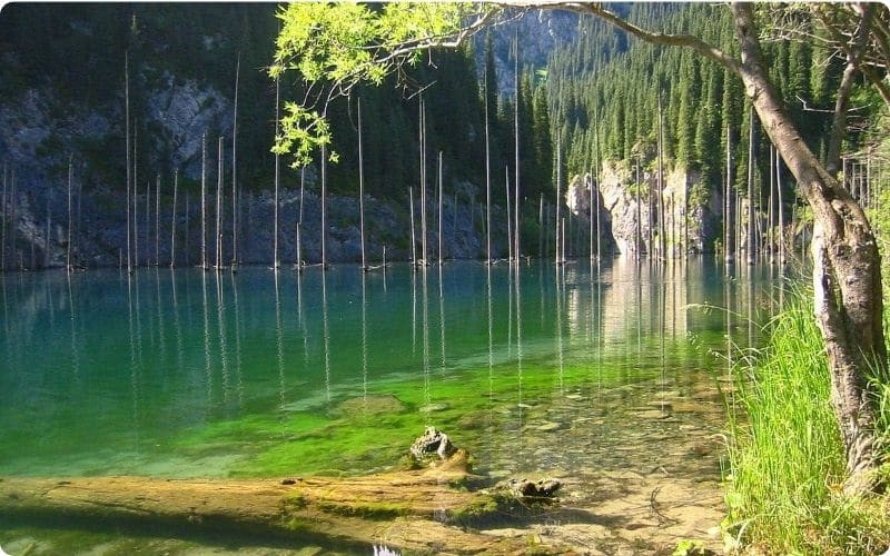Thiên nhiên hoang sơ quanh hồ và dãy Tian Shan