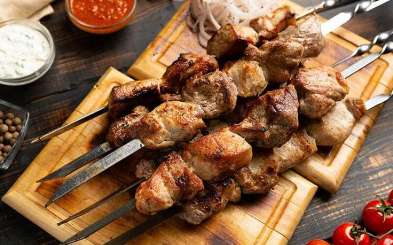 Xiên thịt nướng thơm lừng được du khách yêu thích
