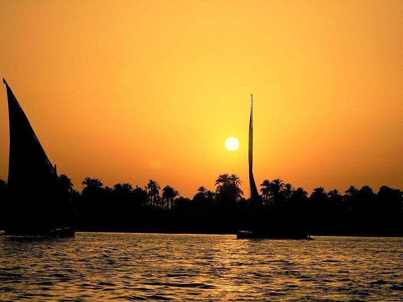 Vẻ đẹp của bầu trời hoàng hôn trên sông Nile