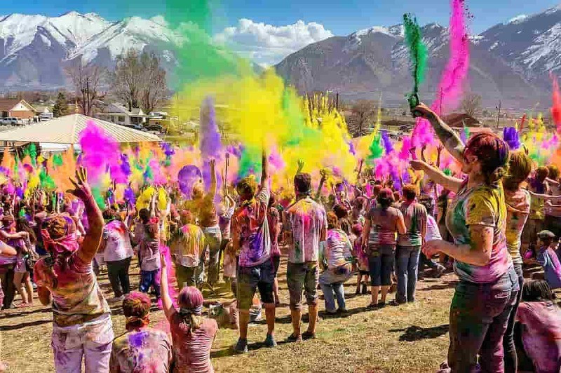 Lễ hội ném bột màu Holi rực rỡ tại Ấn Độ