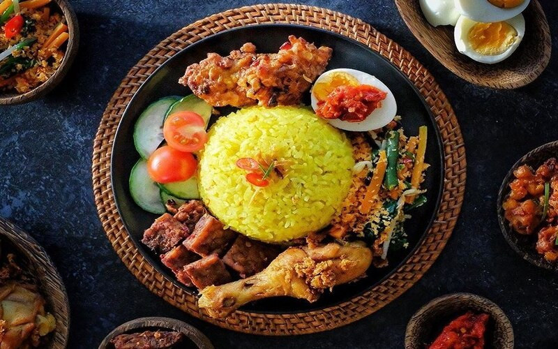 Món Nasi Kuning & Lawar - cơm nghệ vàng hấp dẫn, siêu ngon 