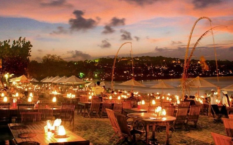 Thưởng thức bữa tối hải sản lãng mạn bên bờ biển Jimbaran