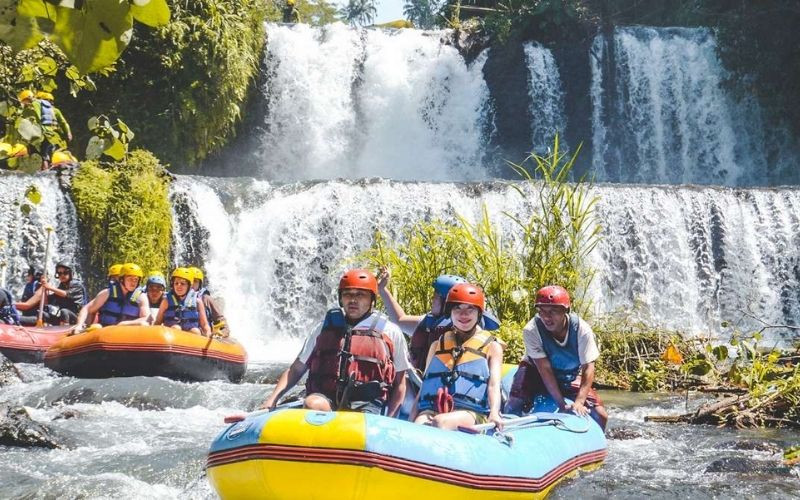 Chèo thuyền vượt thác Ayung - hoạt động mạo hiểm trong tour Bali Tết 2026