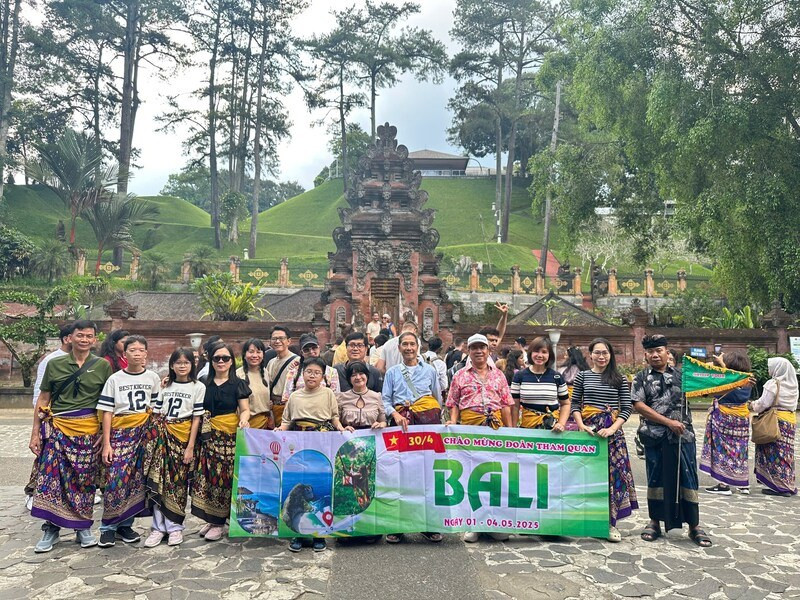 Đoàn du khách tham quan Bali