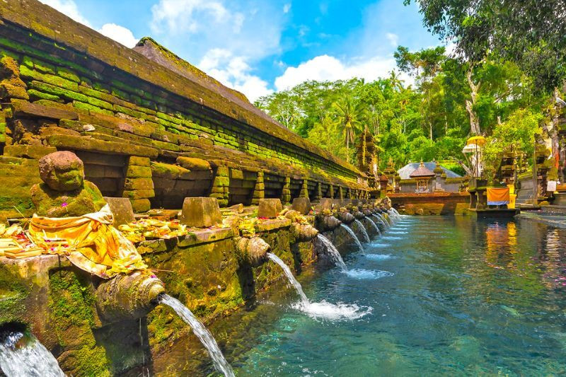 Đền Pura Tirta Empul có dòng nước thánh linh thiêng ở Bali