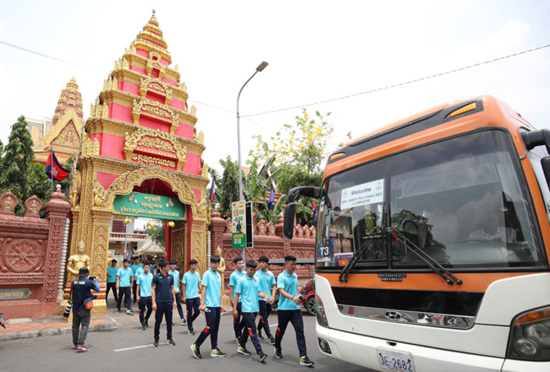 Các cầu thủ U23 Việt Nam đến thăm chùa Wat Ounalom