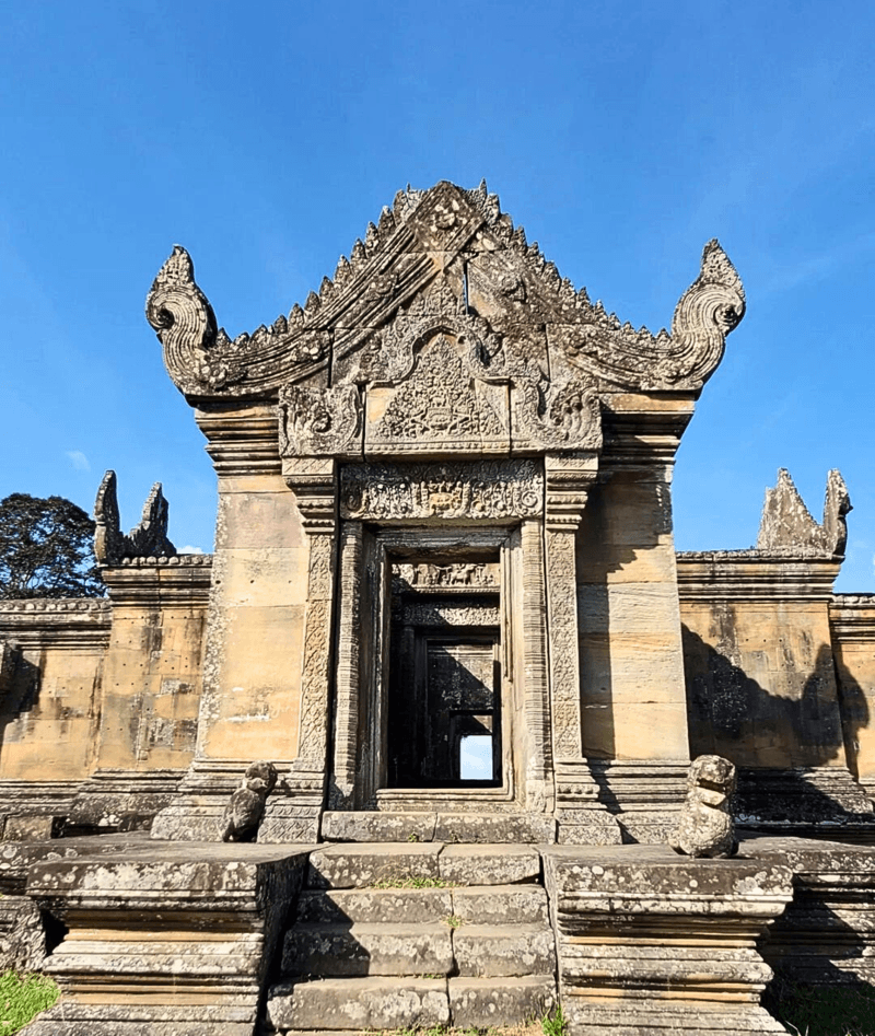 Cổng đền và hành lang mang đậm nét cổ kính (ảnh sưu tầm)