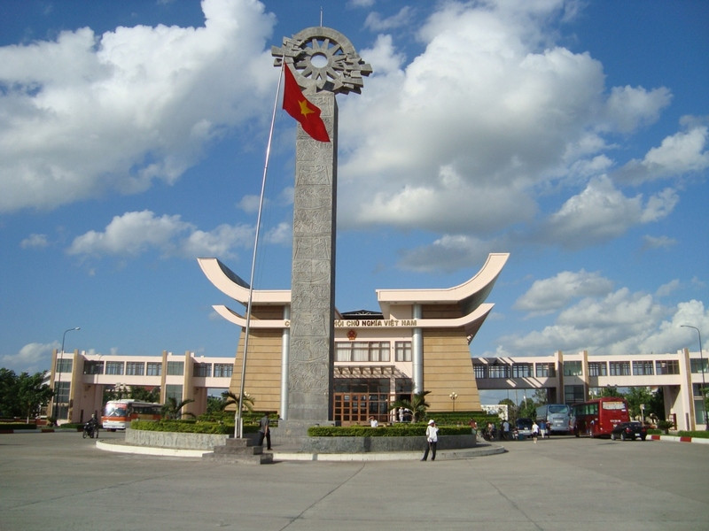 Cửa khẩu quốc tế Mộc Bài giữa Việt Nam và Campuchia 