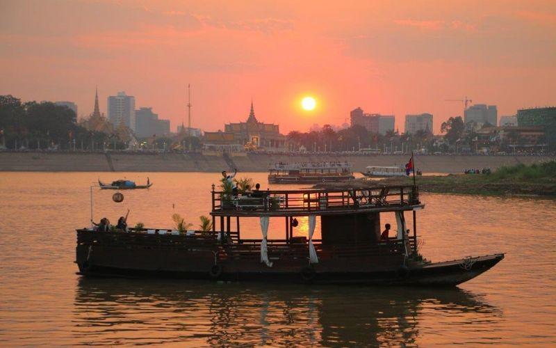 Dạo du thuyền trên sông ngắm thủ đô Phnom Penh về đêm 