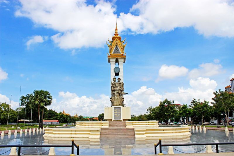 Tham quan Tượng đài hữu Việt Nam - Campuchia