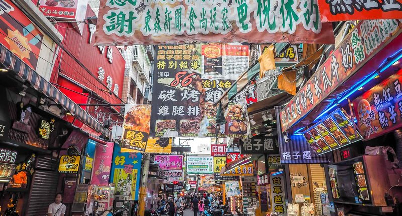 Đặc trưng của khu chợ đêm Đài Loan là những tấm bảng hiệu hoành tráng và đầy màu sắc