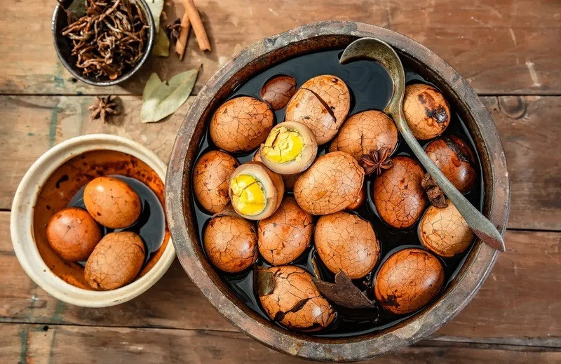 Trứng gà luộc nước trà 