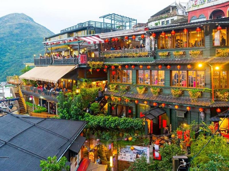 Ngôi làng cổ với con hẻm lát đá 